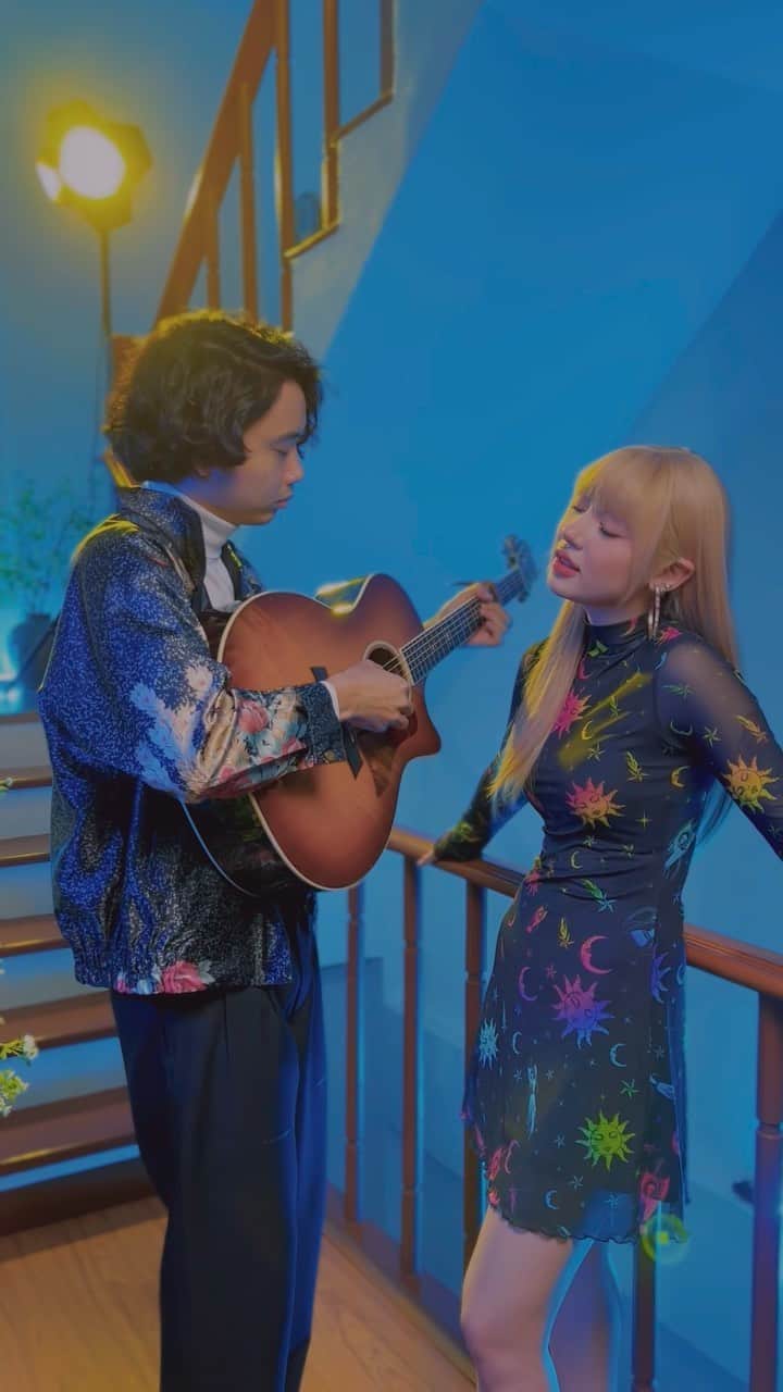 のインスタグラム：「Full cover of “Easy on me” is out now on Billy’s youtube channel, make sure you go check it out!😉 I haven’t done an English cover in a while so thanks for inviting me @billbilly01 !! Haha ขอบคุณพี่บิลลี่ที่ชวนมาทำโคฟอีกน้าาา ไม่ได้โคฟเพลงนานมาก สนุกกว่าตอนอัดเพลงก็ตอนเม้ากันนี่แหละ555555🤣 ทุกคนอย่าลืมไปฟัง Cover ใหม่ในช่องยูทูปพี่บิลลี่กันด้วยนะ!💙」