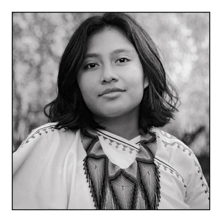 エマ・ワトソンのインスタグラム：「Viviam Villafaña is a young indigenous woman from the Sierra Nevada of Santa Marta. In 2020 she sailed across the Atlantic until Covid-19 stopped her. But a global pandemic wasn't enough to prevent her from spreading her and her community's message. When she was sailing with “Sail for Climate Action”, she got sick quite often, and said she developed the super power of puking while having deep conversations at the same time. She is part of a project called "Unite for Climate Action", which started as an inclusive vision within decision-making spaces such as COP26. She is also part of the Cabildo Arhuaco Magdalena-Guajira in Colombia and an incredible climate justice activist at @pactoxelclima.   @gunagu54」