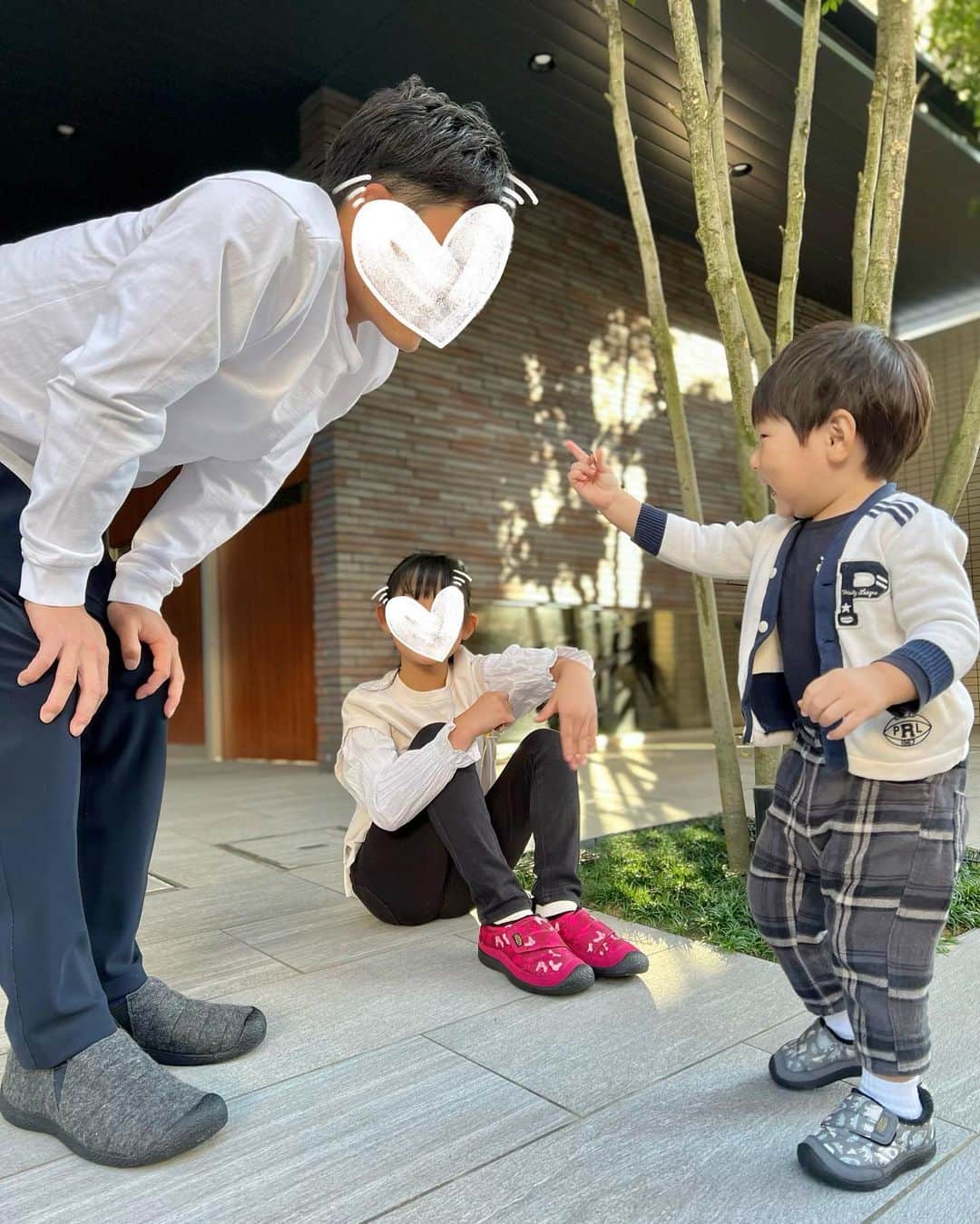 井上麻衣さんのインスタグラム写真 - (井上麻衣Instagram)「アウトドア派な私たち家族✨  キャンプや公園遊びで使えるシューズを探していて KEEN @keen_japan のHOWSERで揃えました❤️❤️  履き心地抜群でとにかく軽い！そして暖かい🙌 これからの季節にぴったりです✨✨  またキッズサイズが可愛すぎます😍  主人👱🏼‍♂️のは、 メンズ・ハウザーⅡ スニーカー カラーはCharcoal Gray Felt/Black  私👩🏼のは、 ウィメンズ・ハウザー ラップ カラーはBlack/Black  娘👧🏻のは、 ビッグキッズ・ハウザー ロー ラップ カラーはJam/Rhubarb  息子👦🏻のは、 トドラー・ハウザー ロー ラップ カラーはSteel Gray/Star White  ・ ・ ・ ・ ・ #HowYouHowser#OUTSIDEBETTER#HOWSER #ハウザー#KEEN #PR #キーン#家族お揃い#家族コーデ  #お揃いコーデ#親子コーデ」11月9日 20時58分 - mai_inoue