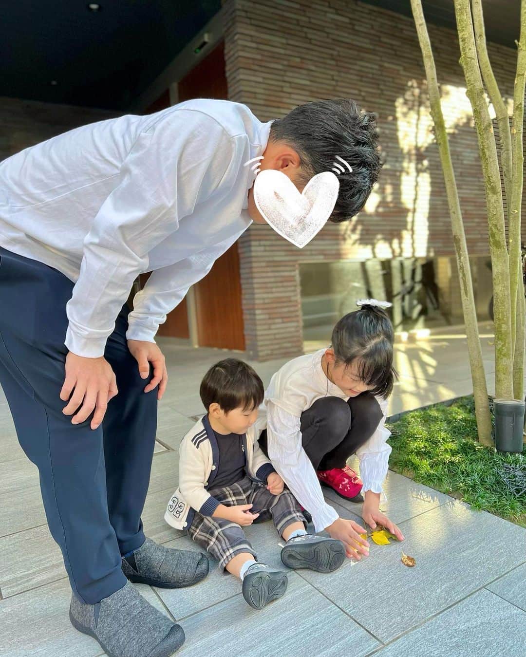 井上麻衣さんのインスタグラム写真 - (井上麻衣Instagram)「アウトドア派な私たち家族✨  キャンプや公園遊びで使えるシューズを探していて KEEN @keen_japan のHOWSERで揃えました❤️❤️  履き心地抜群でとにかく軽い！そして暖かい🙌 これからの季節にぴったりです✨✨  またキッズサイズが可愛すぎます😍  主人👱🏼‍♂️のは、 メンズ・ハウザーⅡ スニーカー カラーはCharcoal Gray Felt/Black  私👩🏼のは、 ウィメンズ・ハウザー ラップ カラーはBlack/Black  娘👧🏻のは、 ビッグキッズ・ハウザー ロー ラップ カラーはJam/Rhubarb  息子👦🏻のは、 トドラー・ハウザー ロー ラップ カラーはSteel Gray/Star White  ・ ・ ・ ・ ・ #HowYouHowser#OUTSIDEBETTER#HOWSER #ハウザー#KEEN #PR #キーン#家族お揃い#家族コーデ  #お揃いコーデ#親子コーデ」11月9日 20時58分 - mai_inoue