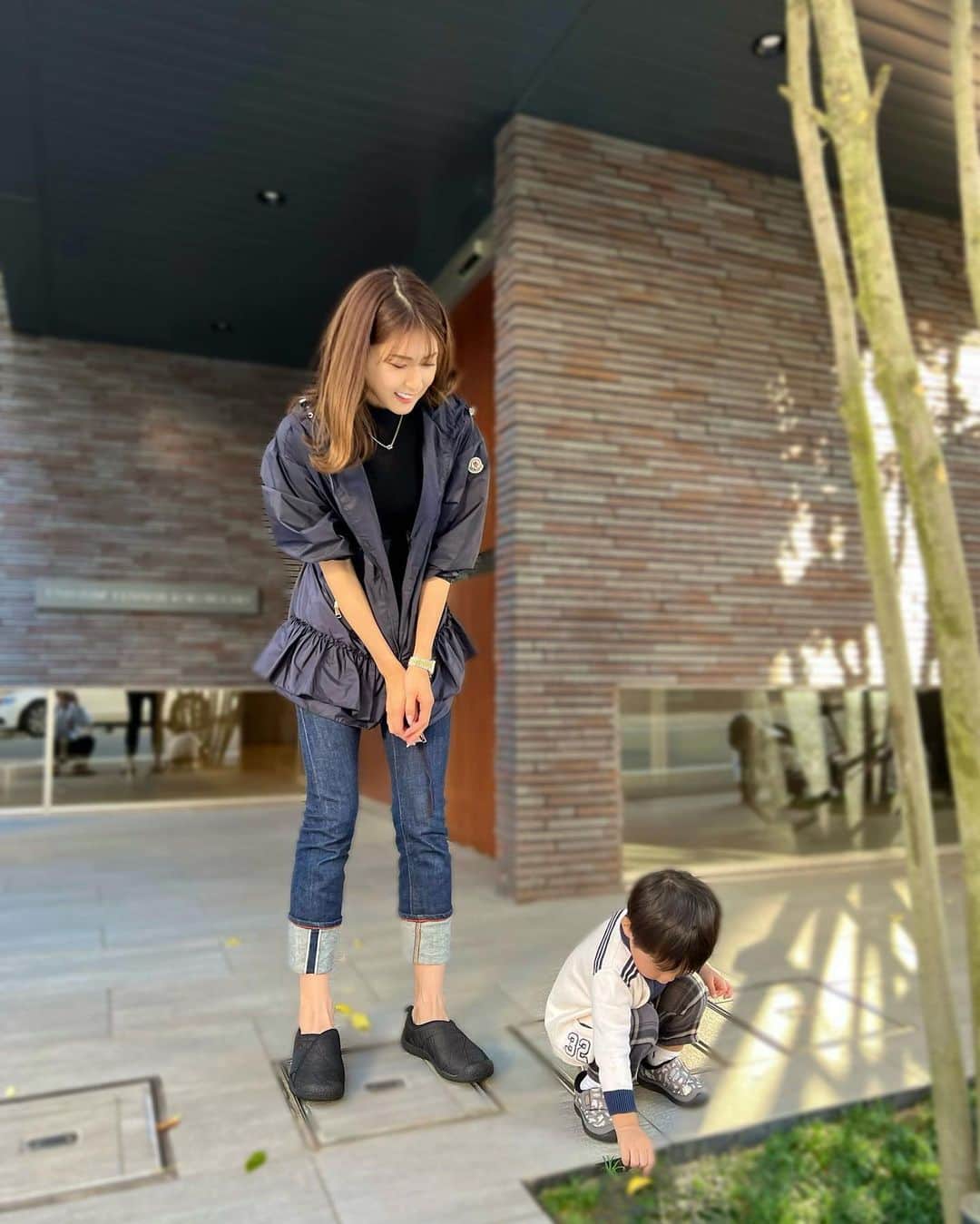 井上麻衣さんのインスタグラム写真 - (井上麻衣Instagram)「アウトドア派な私たち家族✨  キャンプや公園遊びで使えるシューズを探していて KEEN @keen_japan のHOWSERで揃えました❤️❤️  履き心地抜群でとにかく軽い！そして暖かい🙌 これからの季節にぴったりです✨✨  またキッズサイズが可愛すぎます😍  主人👱🏼‍♂️のは、 メンズ・ハウザーⅡ スニーカー カラーはCharcoal Gray Felt/Black  私👩🏼のは、 ウィメンズ・ハウザー ラップ カラーはBlack/Black  娘👧🏻のは、 ビッグキッズ・ハウザー ロー ラップ カラーはJam/Rhubarb  息子👦🏻のは、 トドラー・ハウザー ロー ラップ カラーはSteel Gray/Star White  ・ ・ ・ ・ ・ #HowYouHowser#OUTSIDEBETTER#HOWSER #ハウザー#KEEN #PR #キーン#家族お揃い#家族コーデ  #お揃いコーデ#親子コーデ」11月9日 20時58分 - mai_inoue