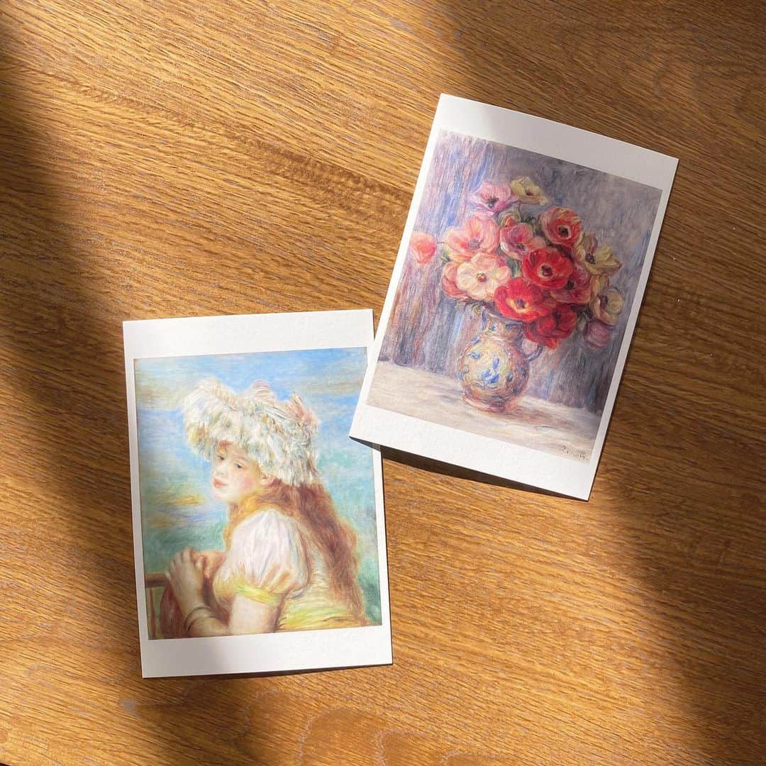 岩下真奈さんのインスタグラム写真 - (岩下真奈Instagram)「2021.11.09 #artgallery 🕊 * ポーラ美術館コレクション展 甘美なるフランス を観に行ってきました🎨 . . 中でも気に入った作品のポストカードを購入📇 🤍 . 今回はルノワールの2作品を‪‪𓂃 𓈒𓏸◌‬ ＊アネモネ💐 ＊レースの帽子の少女👒 . 美術館行くたびに気に入った作品のポストカードを買って、 家に飾るのが好きなんだ〜💡自宅美術館🥰 . . 作品の良さとか価値とか分かんないけど、 色使いとか光の感じ、筆のタッチとか 分からないなりに考えてみたり、 どんな気持ちで描いたんだろうとか そういうこと考えてる時間が好き。 . 他人の価値観に触れて、自分の生活を忘れる瞬間。 すごく心が洗われる気がする⛲️ . . . #美術館 #bunkamura #甘美なるフランス  #ポーラ美術館 #モネ #ルノワール #マティス #シャガール」11月9日 21時00分 - mana_mdleam