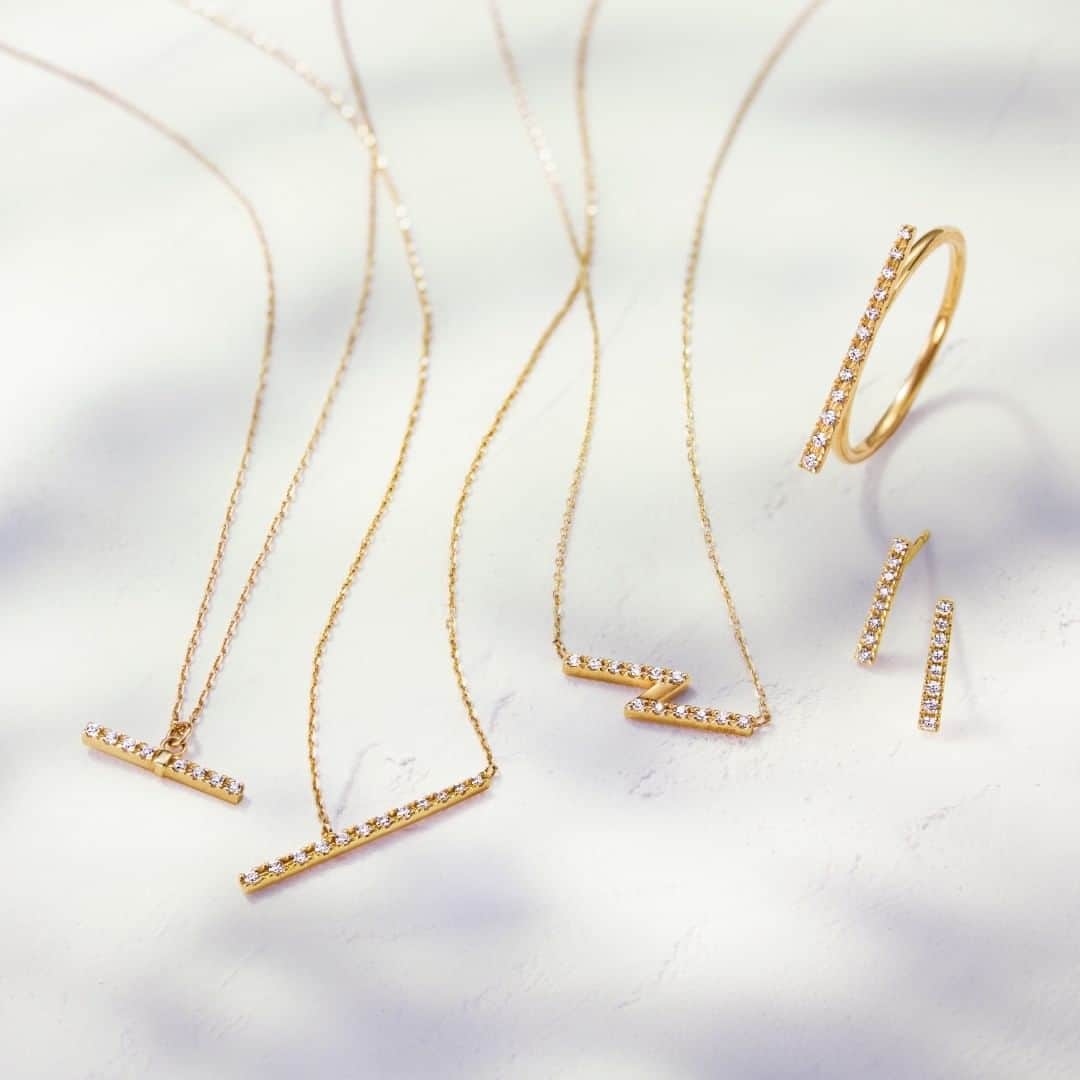 ageteさんのインスタグラム写真 - (ageteInstagram)「【Winter Collection】 見る人を惹きつけてやまないダイヤモンドの美しさがインスピレーションの源。  直線的なフォルムがモダンな印象を叶えてくれます。  #agete #jewelry #accessory #ring #necklace #gold #goldaccessories #diamond #wintercollection #styling #coordinate #アガット #ジュエリー #アクセサリー #リング #ネックレス  #新作 #ゴールド #ゴールドアクセサリー #ダイヤモンド」11月9日 21時00分 - agete_official