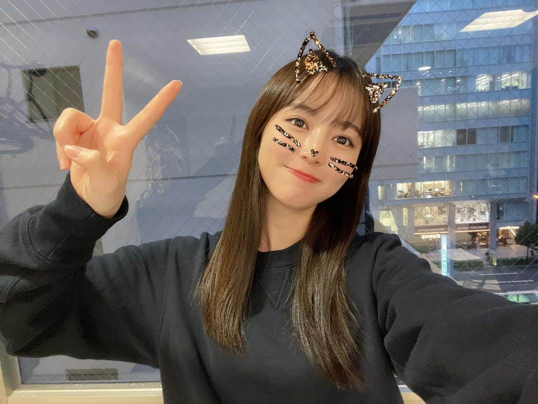 神野友亜のインスタグラム：「皆さん、こんばんは。  今日はひんやりしててかなり寒かったですね。 街もすっかりクリスマスで…🎄  少しワクワクしてきました🎄  本日も、お疲れ様です‼︎  ✌🏻✌🏻✌🏻」