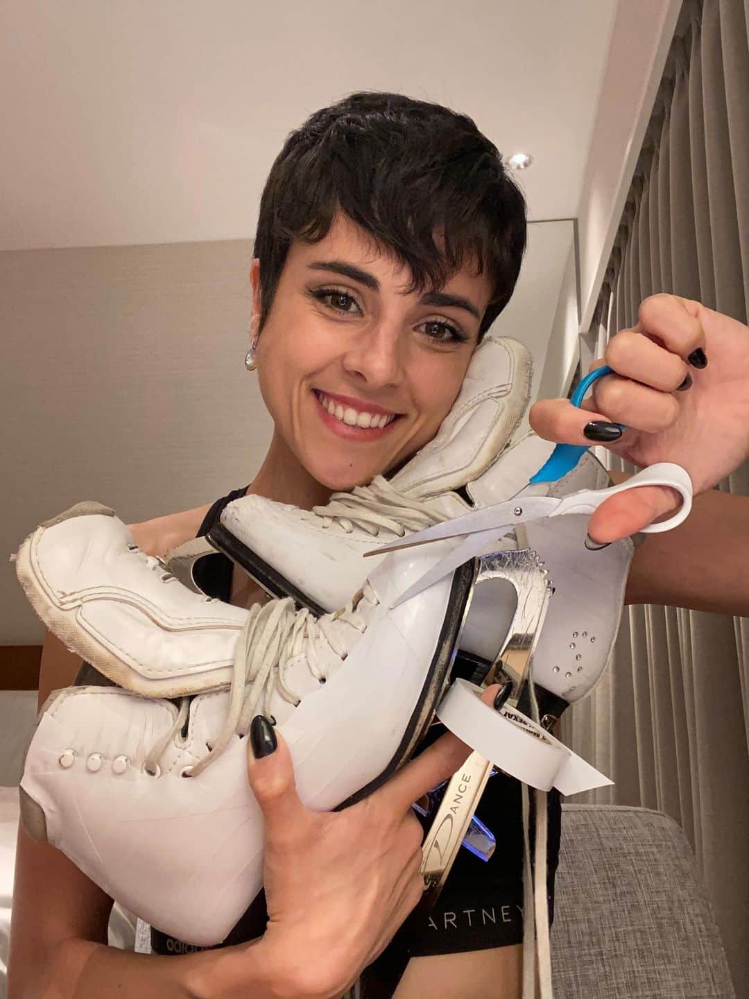 のインスタグラム：「Truco #sobrehielo para que tus patines viejos se vean como nuevos 😎⛸👌🏼  ¿Qué necesitas?  1- Cinta blanca de pegar cables.  La puedes encontrar en cualquier sitio que venda cosas para la casa.  2- Tijeras  3- Paciencia y cuidado para no llevarte ni un cordón ni un dedo por delante 😜  Pd: Si quieres un mejor resultado puedes quitar los cordones y lavarlos 📝.」