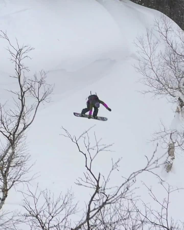 佐藤亜耶のインスタグラム：「下山途中のラッキーボーナス😚🎮  #Repost @heart_films  ・・・ コーネスドロップからのロングライド❄️ Rider: @aya_sato_49 🎥 @heart_films  @thenorthfacejp @msrgear_japan @deeluxejapan @gnusnowboards #jeepjapan #snowboarding #freeride #japow #powdersnow #powderdays #スノーボード #パウダースノー #フリーライド #スプレー #バックカントリー  Heart Films “Colors” https://heartfilms.official.ec/items/36216754」