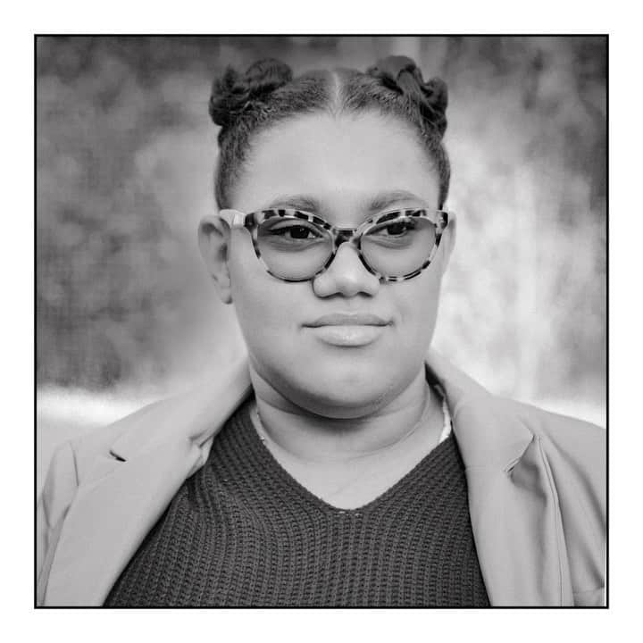 エマ・ワトソンのインスタグラム：「Daphne Frias describes herself as a disabled climate justice organizer from West Harlem who is passionate about raising awareness on the intersection of disability and climate. As a public health scholar, she is a fierce advocate for ending environmental racism. She is a self proclaimed Tiramisu expert who keeps a running list of her favorites and who - she says - spends WAY too much time watching Harry Styles in concert. She is the former New York State Director of March for Our Lives. And she helped organize New York City’s climate march last autumn.  @frias_daphne」