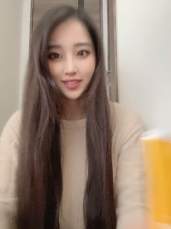 のインスタグラム：「ジュライミーの ヘアエッセンスとリカバリーヘアエッセンスを 使い比べてみました♡  とっても好きな香り〜！ 私が愛用してる香水に似てて、 フローラルな香りがとても心地いい♡  髪がサラサラにまとまるし、 気になる方はぜひ試してみて欲しいです🥀  #jul7me #julyme #ジュライミー #韓国コスメ #ヘアケア #香水 #パフュームエッセンス @jul7me_japan」