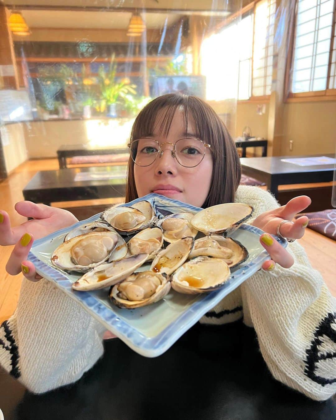 佐藤栞里さんのインスタグラム写真 - (佐藤栞里Instagram)「. 海の近くで撮影があったので 帰り道、はまぐりを食べに⛱ ぷりっぷりのあまい身に 香ばしいお醤油をとっとっとっと。 なんて美味しいのでしょう☺️ 撮影後のご褒美でした🕊 #気がつけばすっかり食べスタグラム #時々はなスタグラム🐶」11月9日 21時34分 - satoshiori727