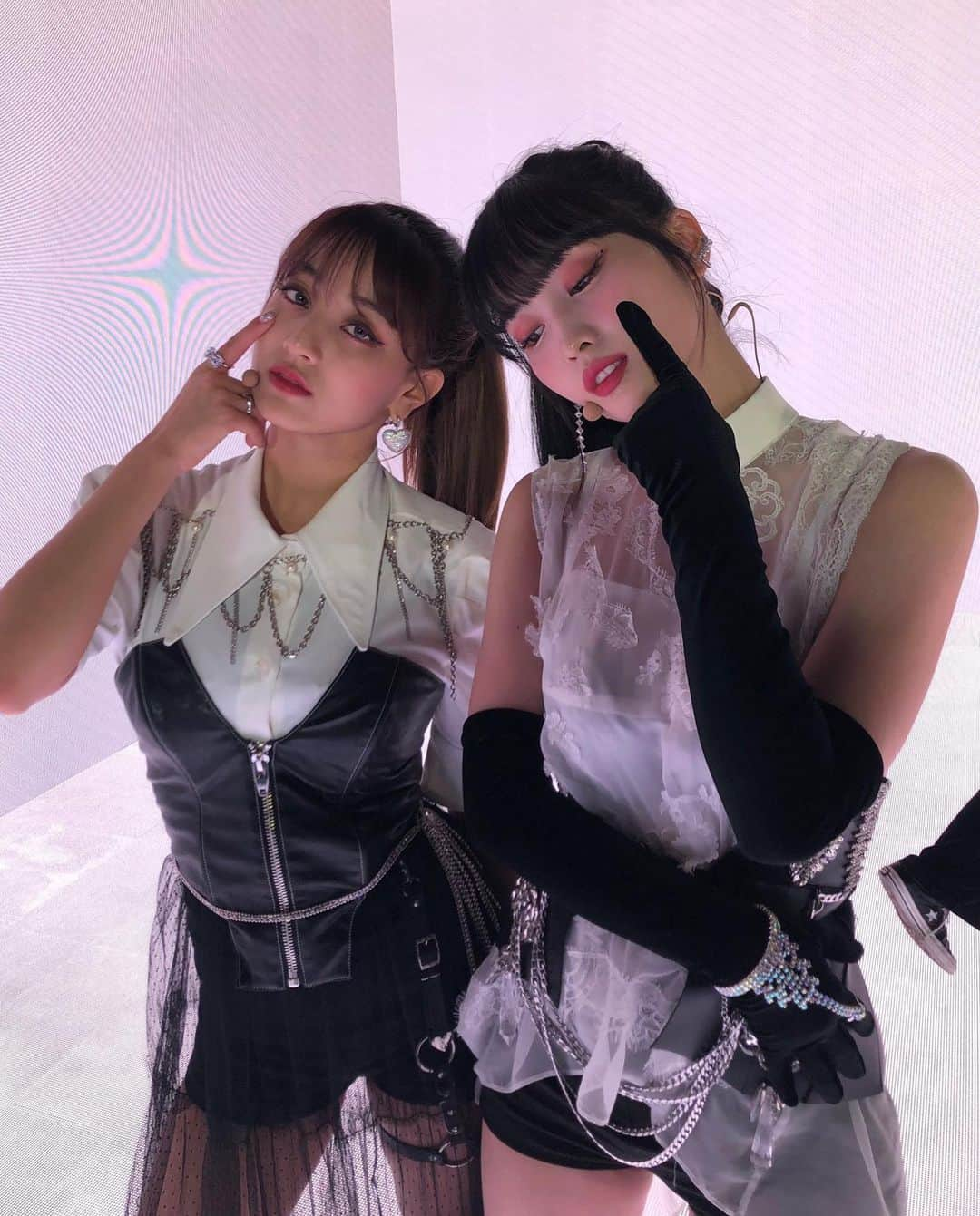 ジヒョさんのインスタグラム写真 - (ジヒョInstagram)「♡ happy birthday momo!! thank you for always working hard and always talking to us:((( we love you💓 i truly hope she has the best birthday ever⠀ — #HappyMomoDay」11月9日 21時56分 - jypjihyo