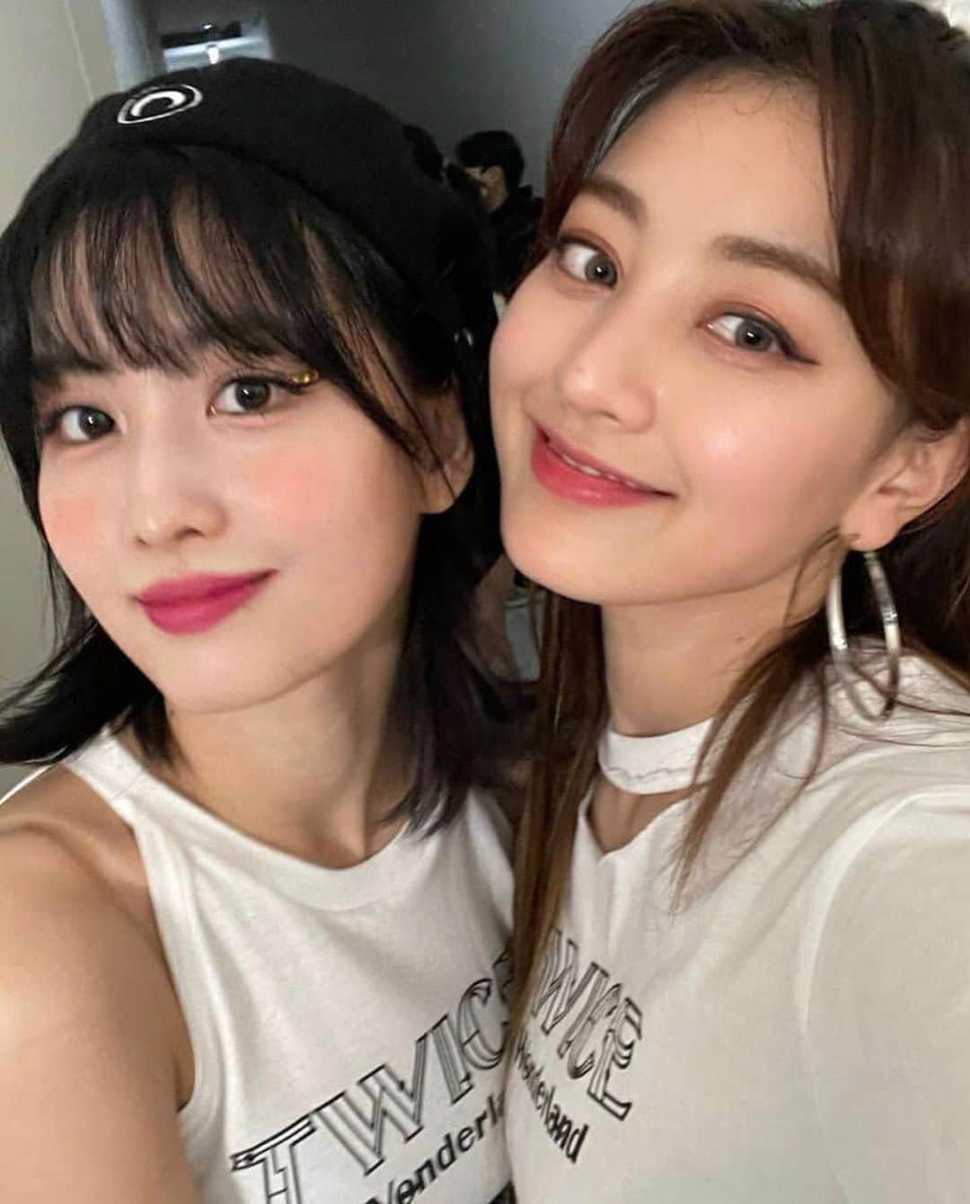 ジヒョのインスタグラム：「♡ happy birthday momo!! thank you for always working hard and always talking to us:((( we love you💓 i truly hope she has the best birthday ever⠀ — #HappyMomoDay」