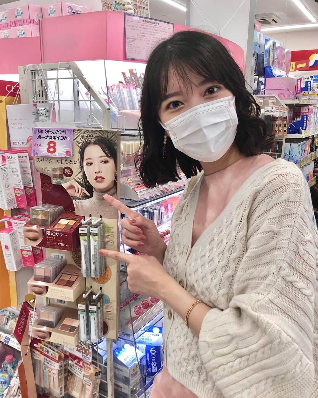 のインスタグラム：「秋、いろんな場所で展開されて友達が見つけると連絡くれたり、うれしかったな〜🧡  #ちふれ」