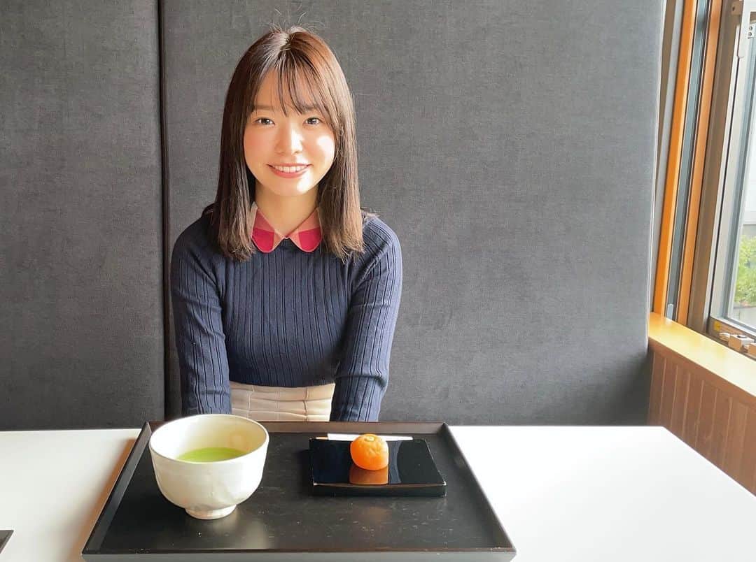 濱村春香のインスタグラム：「. ひさびさにおでかけしました☺︎ 季節感のある和菓子が美味しかった🍊  #虎屋 #虎屋菓寮 #和菓子カフェ #ホリプロ #horipro #フリーアナウンサー #キャスター #リポーター」