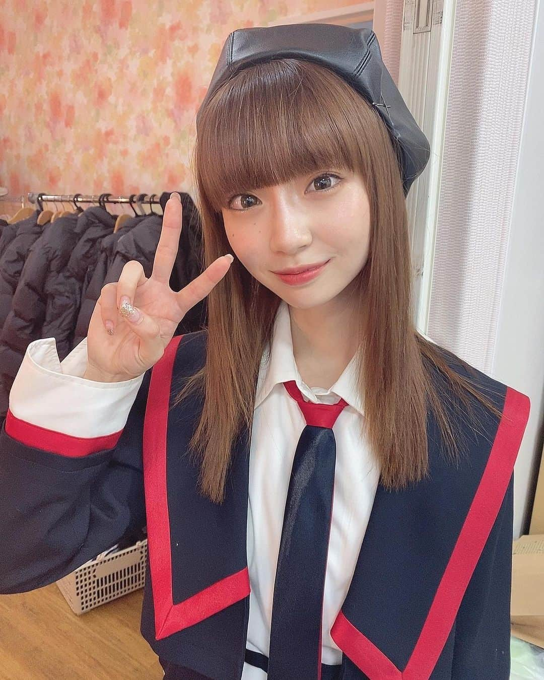 安藤千伽奈のインスタグラム：「🌻  卒業おめでとうございます☺️  卒業されても私の憧れは荻野由佳さんです！！  大好きと言っても言い足りないぐらい大好きです！！！」