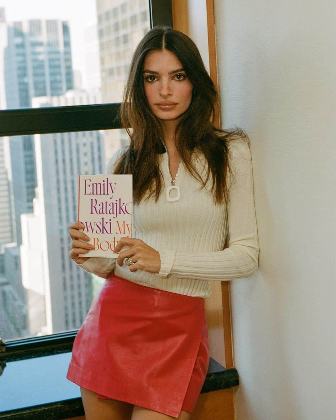 エミリー・ラタコウスキーさんのインスタグラム写真 - (エミリー・ラタコウスキーInstagram)「I wrote this book to better understand the experiences that have impacted my beliefs and politics. Some of the most valuable, insightful and open conversations I’ve ever had have been with my close female friends. I tried to tap into the vulnerability I’ve known in those moments in these essays. My only hope for this book is that, before you form an opinion, you do me the favor of reading my story in my own words. My Body is available everywhere today.」11月9日 22時28分 - emrata