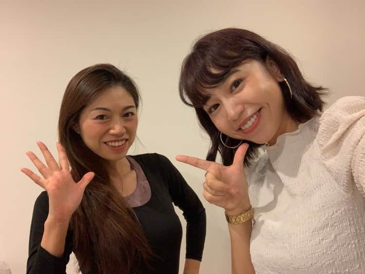 夏江紘実のインスタグラム：「. 今日は小林アナちゃん🤍 日本大会に向けてキラキラネイルをしたよ✨☺️✊ ネイルと勉強あるのみだな🥺✊ そしてベストボディに引き締まってた〜！！ 今度休憩期に美味しいスイーツ食べにいこう❤️🍡」