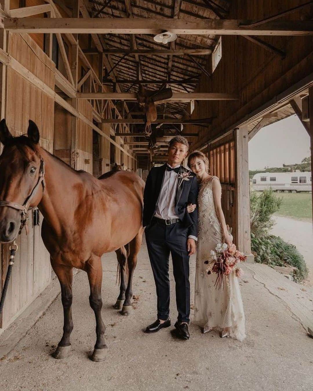 平木愛美のインスタグラム：「ロケーション撮影はお馬さんとともに。  目が優しくて からだがあたたかくて とっても可愛かった。  乗せてくれてありがとう。  💐 bouquet /@artificialflower_macherieb rental bouquet💕  この写真をつかって制作した、 二次会ようのweb招待状も載せちゃおうっ。  画面録画でリアルに再現っ。 娘の名前のところなどだけ変更してますが、ほぼこのまま。🤴（スクロールこ途中も観てねっ🦢笑） @weddingday.jp  で制作しました！ 参加や不参加など回答してくださったのもわかりやすいし、みんなのメッセージなども見られてとっても嬉しかったなあ🧡  📸 Produce / photo @mythel__  Movie @liebe_films  h/m @kumiko_makeup_hi   素敵な撮影チームの皆様に撮っていただきました🕊🤍」