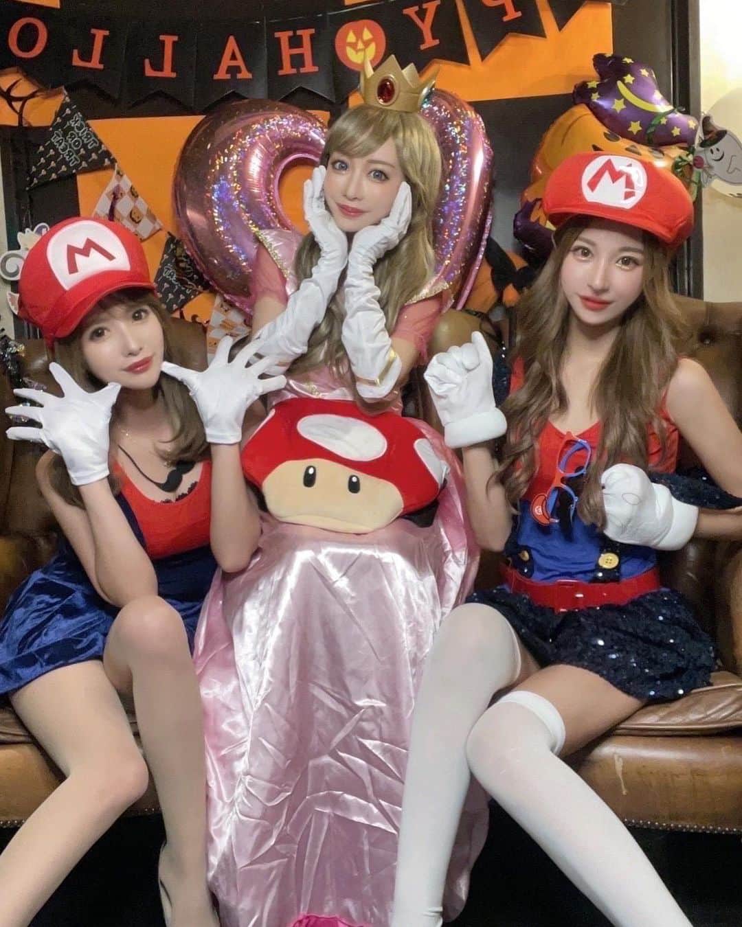 のインスタグラム：「. 夢の共演❤️🍄👸🏼🍑💚 . #halloween  #halloween2021  #supermario  #ハロウィンコスプレ  #マリオ #ルイージ #ピーチ姫 #マリオブラザーズ #nintendo #千と千尋の神隠し  #湯婆婆 #千 #ハク #ジブリ」