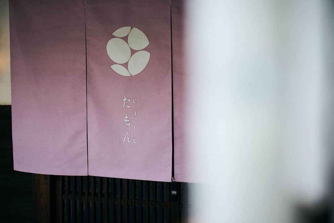 MEGUMIのインスタグラム：「私が手掛ける金沢のカフェたもんで一緒に働いてくれる仲間を募集いたします。 先日リニューアルしたばかりの @cafetamon  は国の指定文化地域の中に位置し、目の前は美しい 宇多須神社があります。  これからのカフェたもんは、カフェ業務だけではなく、 コラボレーション企画や、地域と食とエンタメを繋ぐ企画など、新しいチャレンジを沢山していきます。  そんな素晴らしい環境の中で新しいチャレンジを共にしてくれる 店長、店長候補を募集します。 移住される方は勿論サポートします。 ご興味ある方はお店までご連絡ください🙏🏻 沢山のご連絡お待ちしてます！ 076 255 0370」