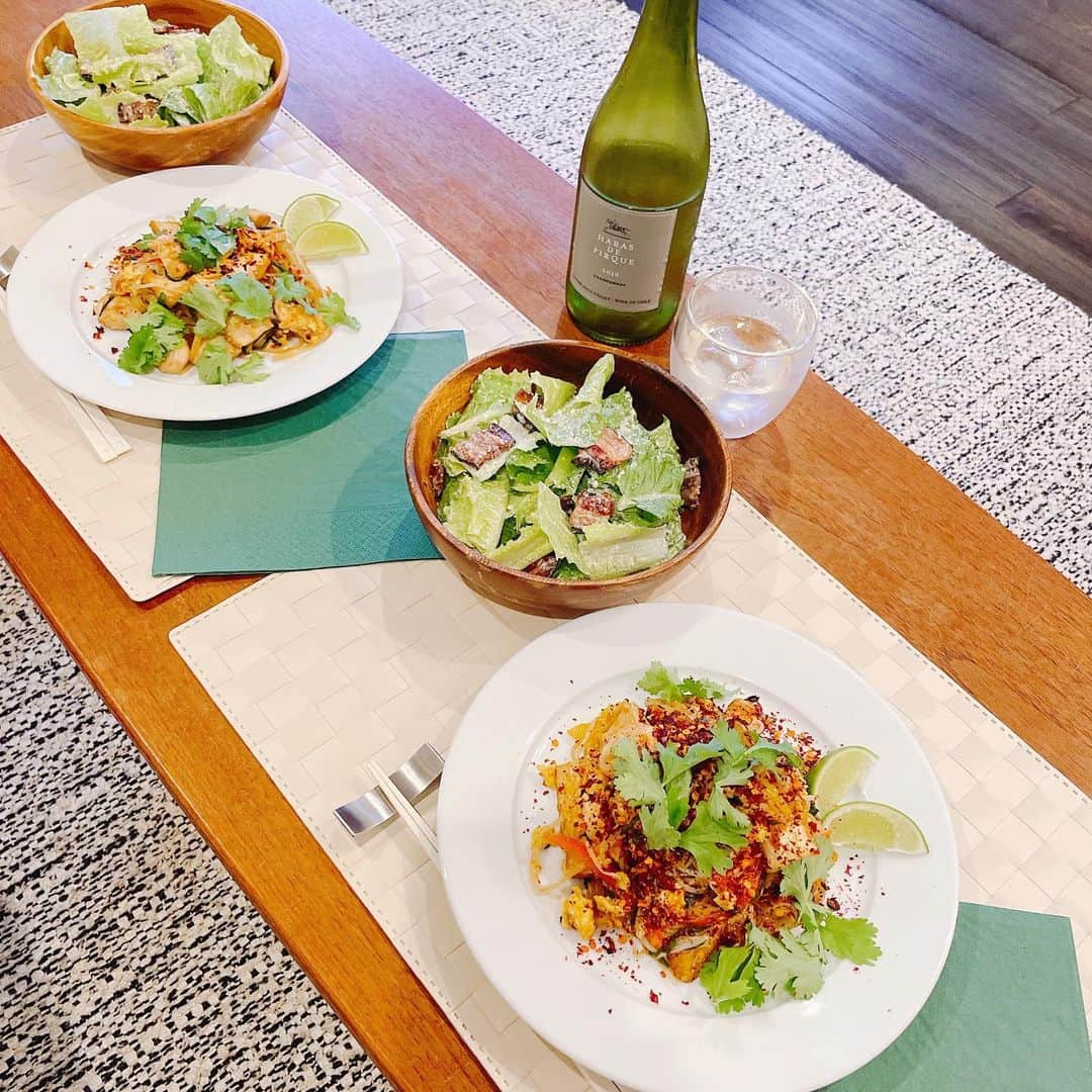 葉月里緒奈さんのインスタグラム写真 - (葉月里緒奈Instagram)「ジムにも行ってお野菜多めの夕ご飯。 ヘルシー週間、順調に進んでます。 #おうちごはん #夕ご飯#白ワインと共に #パッタイ#シーザーサラダ#rionahazuki」11月10日 9時44分 - riona_hazuki
