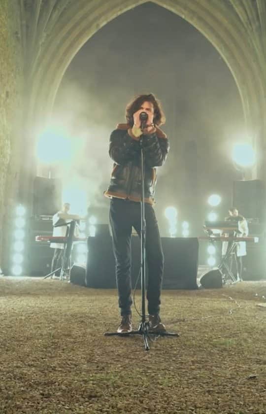 のインスタグラム：「The live performance video of Tell It To My Heart is out now.   I was delighted to be able to film with @meduzamusic at the Rock of Cashel and Hore Abbey in Tipperary, two of Ireland’s most iconic historical sites.  Special thanks to everyone in the @opwireland for making this happen and to @jamz.creative for capturing the performance so beautifully. 🖤 (Link in story)」