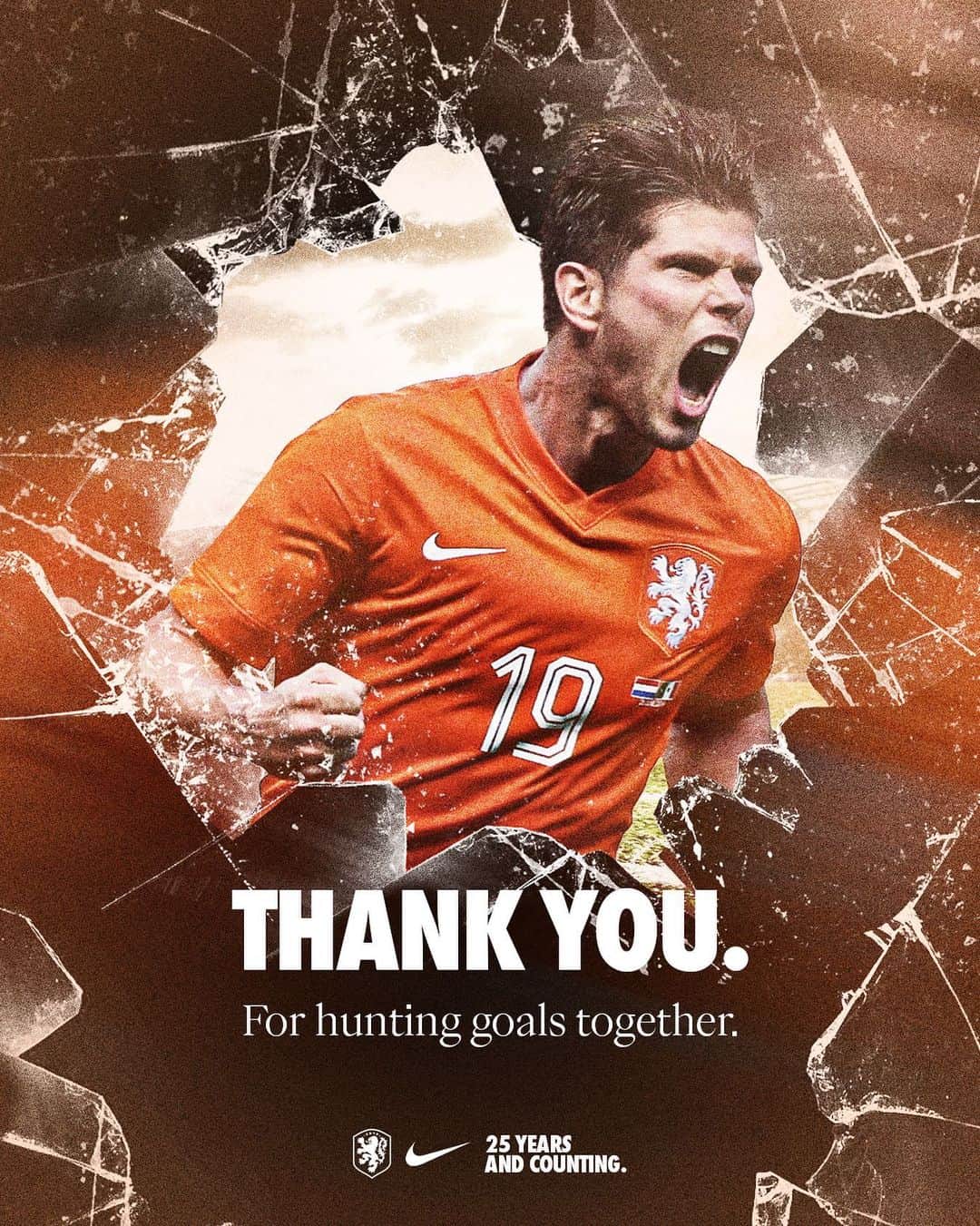 クラース・ヤン・フンテラールのインスタグラム：「Al 25 jaar één, Bedankt @nike voor het supporten van @onsoranje. Op naar nieuwe successen. 👍🏼👊🏼」