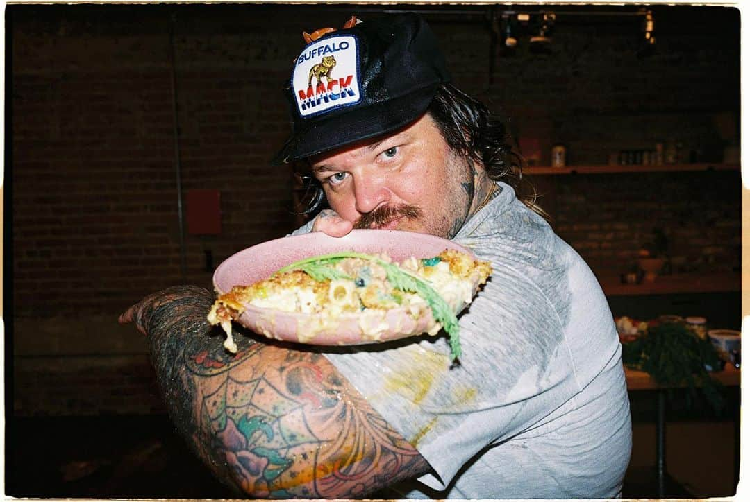 ミア・ハリファさんのインスタグラム写真 - (ミア・ハリファInstagram)「EAT OUT AMERICA 🇺🇸 out now!! Link in my bio  Thank you to @itsbennyblanco @mattymatheson and @joshuaweissman. Photos by @mattadam___ ✨」11月10日 3時44分 - miakhalifa