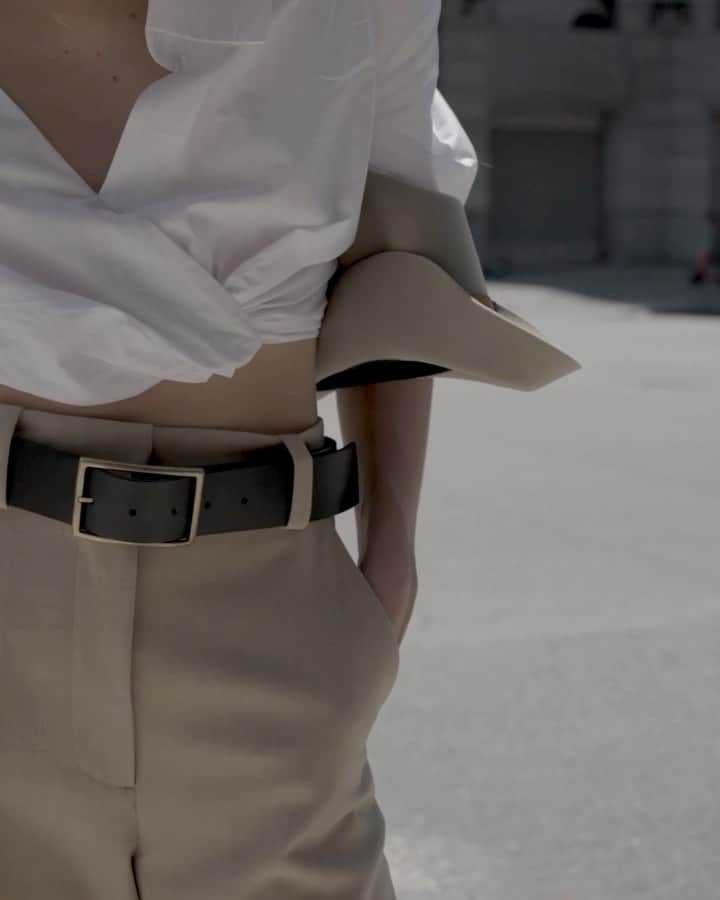 JanessaLeoneのインスタグラム：「Ross + Belt 05 _____ Effortless, year-round essentials. Made to accompany you to work, dinner, traveling, or anywhere in-between. | #janessaleone」