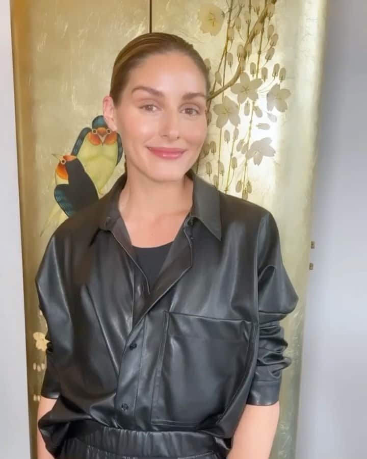 オリヴィア・パレルモのインスタグラム：「📣 Big shopping news! 📣  @oliviapalermobeauty is now available on @netaporter!!! 💃🏼💥👏 I’ve been listening to all of you and - as a client of Net-A-Porter myself - am thrilled that we will now be able to better serve so many of you around the world. By teaming up with Net-A-Porter, not only can #myOPB community now shop Olivia Palermo Beauty alongside all of your favorite brands but you’ll also be able to:⁣⁣ ✅  Ship to so many more countries⁣⁣ ✅  Experience faster international shipping ⁣⁣ ✅  Save on international taxes/duties⁣⁣ ⁣⁣ And, all in time for the holidays! 🎄🎅 🕎 So, what are you waiting for?! Happy shopping!!! 🛒🛍⁣⁣」