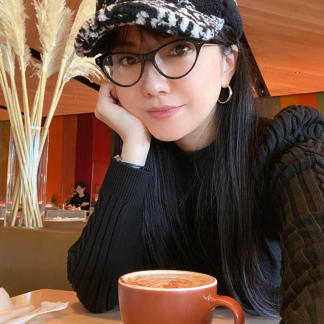 島谷ひとみさんのインスタグラム写真 - (島谷ひとみInstagram)「久しぶりに、モーニング☕️🍽  早朝から用事があったことにより、まさかのラッキーモーニングに🤞  子供の頃から、モーニング食べに出かける朝は最高だったな🥪  その頃から、歌手と喫茶店をやるの半々くらいの夢だった私w  贅沢な朝です☕️  #今は注文から何から全てQRコードなのね #サービス料ってなーに？w #オススメしてもらったり相談したりのコミュニケーションがいいのにな。 #暑いですね。 #寒いですね。 #とかさw #歳だねw #島谷製作所 #島谷ひとみ」11月10日 11時11分 - shimatani_hitomi_official