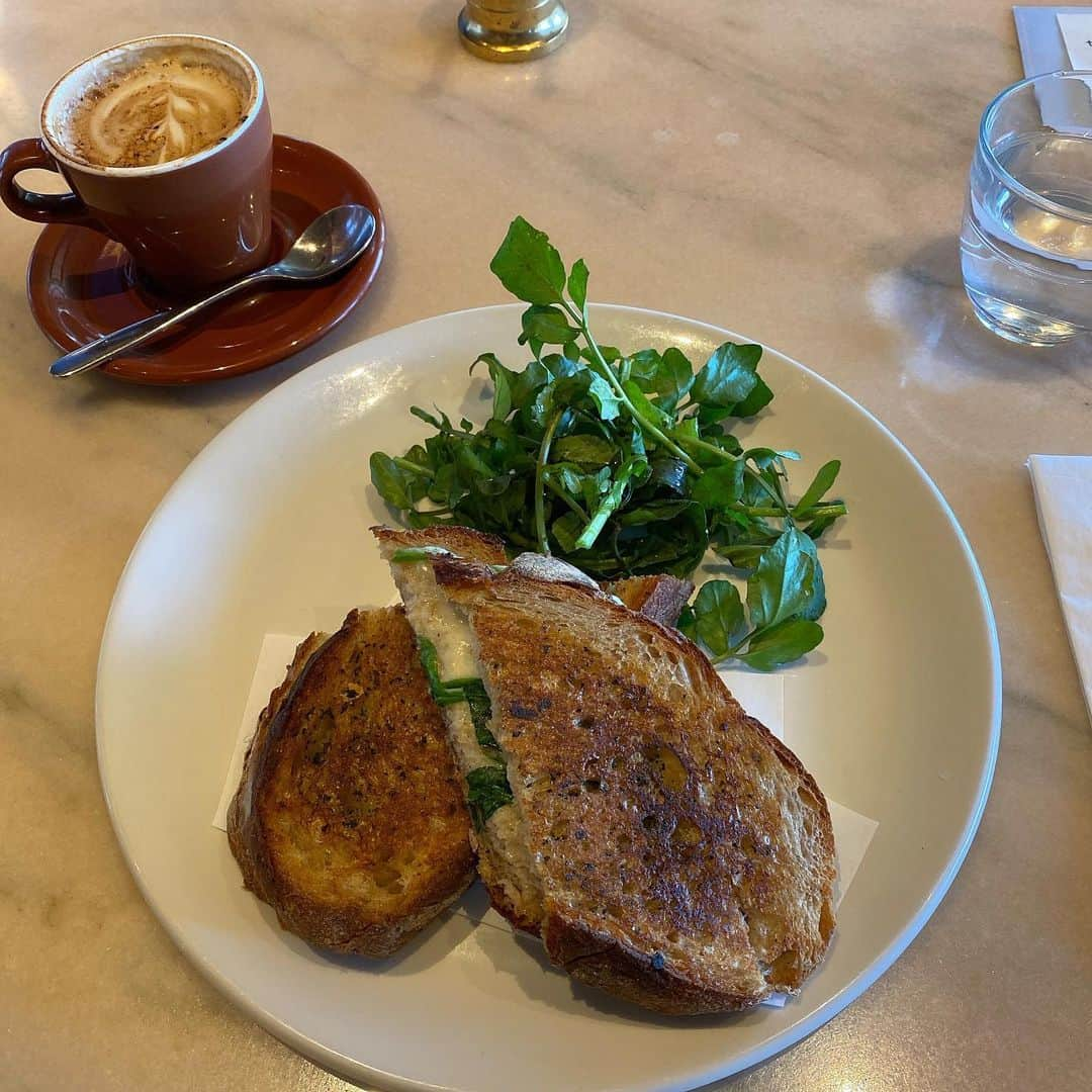 島谷ひとみさんのインスタグラム写真 - (島谷ひとみInstagram)「久しぶりに、モーニング☕️🍽  早朝から用事があったことにより、まさかのラッキーモーニングに🤞  子供の頃から、モーニング食べに出かける朝は最高だったな🥪  その頃から、歌手と喫茶店をやるの半々くらいの夢だった私w  贅沢な朝です☕️  #今は注文から何から全てQRコードなのね #サービス料ってなーに？w #オススメしてもらったり相談したりのコミュニケーションがいいのにな。 #暑いですね。 #寒いですね。 #とかさw #歳だねw #島谷製作所 #島谷ひとみ」11月10日 11時11分 - shimatani_hitomi_official