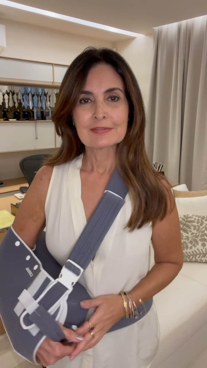 ファチマ・ベルナルデスのインスタグラム：「Um dia de cada vez. Hora de aumentar a fisioterapia.」