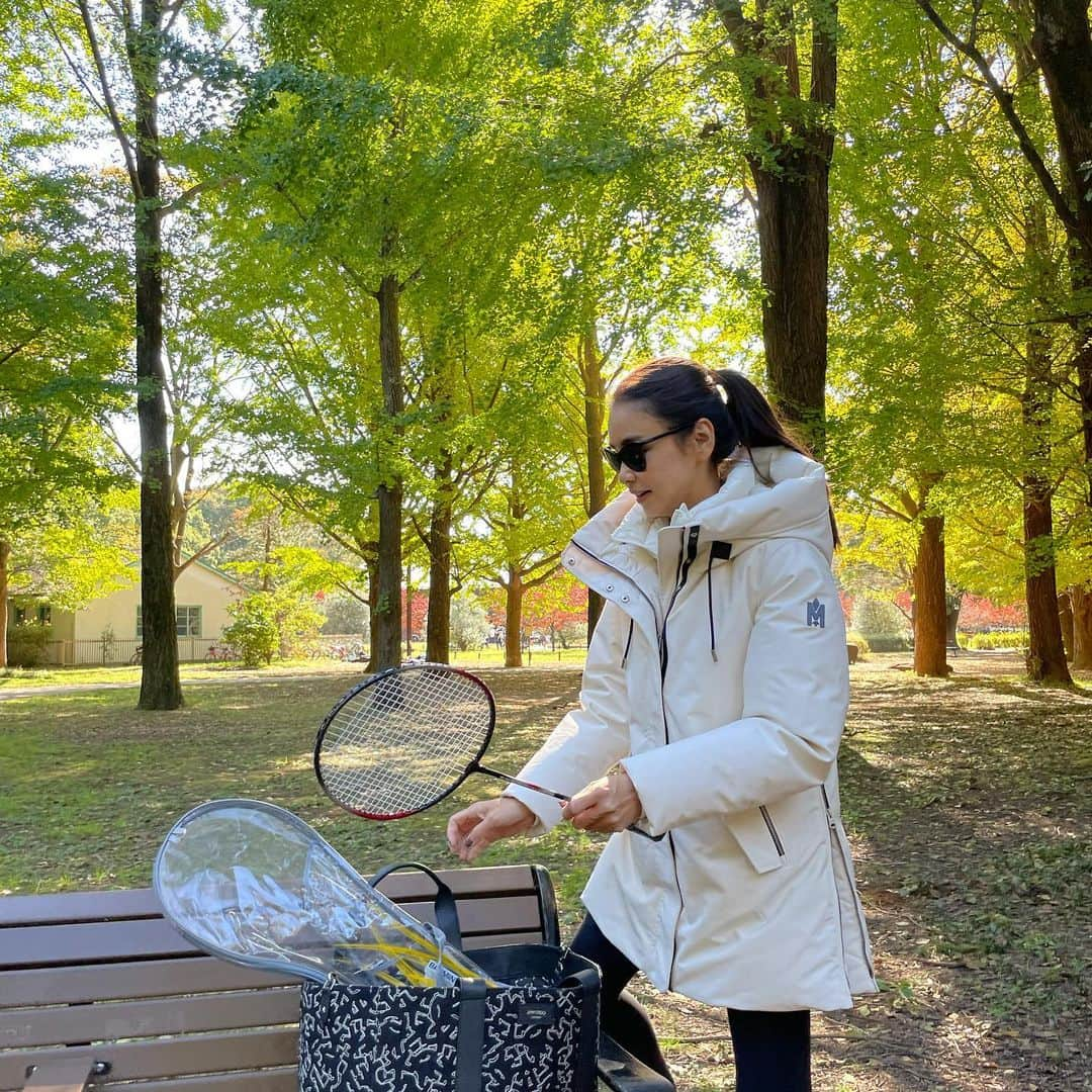 滝沢眞規子さんのインスタグラム写真 - (滝沢眞規子Instagram)「先日の公園。 久しぶりのバドミントンがとても楽しかった☺️ ダウン　@mackage  今月号のNAVYでも紹介してます💙 冬のアウトドアでもしっかりあたたかい❄️ 4枚目、うーちゃんも沢山遊んで笑ってる☺️🐶☺️ #mackage  #マッカージュ  #ダウン」11月10日 6時43分 - makikotakizawa