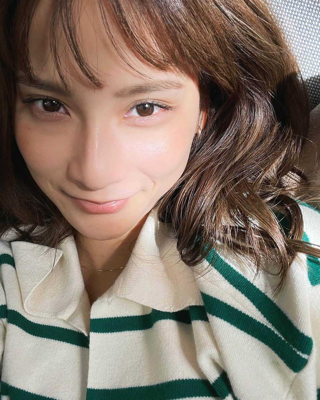 小屋春菜のインスタグラム：「FROM NATURE の エイジインテンストリートメントエッセンスを使うようになってから肌のきめ細かさがとてもとても調子良い♡ 化粧水は少しとろみがあるタイプなのにサラサラで伸びも凄くって 朝晩の洗顔の後にパッティングを2セットしてから保湿クリームで仕上げれば陶器肌に仕上がる私の超お気に入り化粧水。　 肌のきめ細かさ、トーンアップが特に実感できました。 ガラクトミセス原液が95.7%含有で肌トラブルを解決してくれます🌱  最近韓国コスメにどっぷりハマっていて いくつも新しいのを試してますが これは間違いなく出会えて良かった商品。 韓国コスメってローコスト、ハイパーフォーマンスすぎて辞めれない。😂 この商品は有名なデパコス化粧水にそっくりと話題になって気になっていた物なのでこの機会に使用する事ができて良かった😮‍💨♡  　@freeco_cosme  のホットディールで11月2日〜11月30日まで破格な上に、クーポンコード　haruharu3657 でさらに10%オフになるのでオススメです♪ 他にも韓国の人気コスメが数量限定で一定期間破格で購入出来るので気になってた商品あると本当にラッキー🤞🏼　 ちょこちょこ覗きにいくと毎回人気、ヒットコスメがあるのですが 期間によって商品は違うのでお見逃しなく🙇🏻‍♀️  @freeco_cosme  #freecofamily  #freecopr #freeco #freecohotdeal  #freeco_fromnature  #FROMNATURE #ageintencetreatment  #エイジインテンストリートメント  #アンチエイジ #美白化粧水 #美容化粧水 #保湿化粧水 #肌のきめ  #韓国コスメ #デパコス #PR」