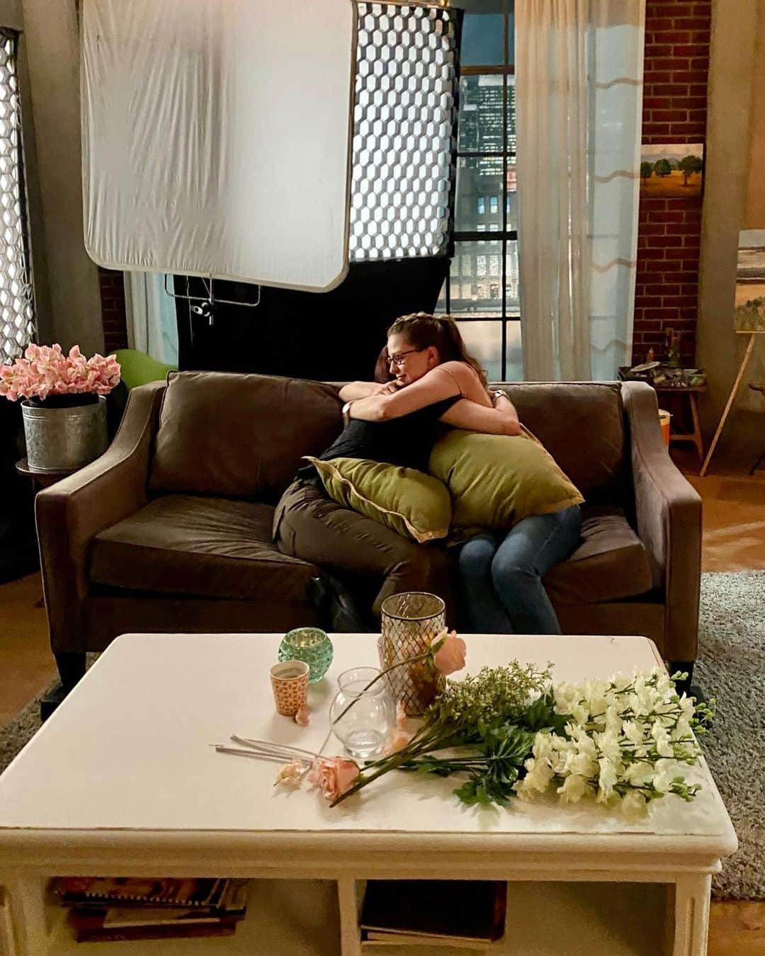 メリッサ・ベノイストのインスタグラム：「happy finale-ing to all tonight, from the Danvers sisters’ couch to yours. ♥️  thank you to every incredible person who ever played a part, however big or small, in making this show tick. ♥️ we accomplished so much and I’m so proud of all of us.  thanks most of all to each and every one of you who saw us through and watched to the very end. hope you love how our story ends.  @supergirlcw」