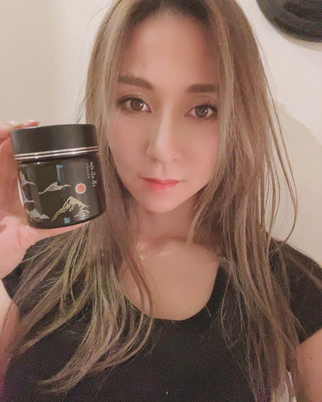 MEGUMIのインスタグラム：「健康の為に高麗人参の摂取をはじめました🥕 健康に良いイメージの高麗人参だけど、効果すごそう✨ 高麗人参は作る時間で栄養も効果が変わるらしいのだが、これは韓国で6年間かけて作ってるから栄養がすごいらしい✨✨ 飲み続けて効果が楽しみ🌟  苦いけどお湯に溶いてハチミツ入れたら全然苦味が気にならなかった🐝  効果はこんな感じらしい〜 1.免疫力増進 2.疲労改善 3. 抗酸化作用し細胞の老化を抑制 4.血小板凝集抑制による血行助け 5. 記憶力改善 6. 更年期の女性ホルモンの分泌を促進  購入ページ https://www.makuake.com/project/hongsamman/  HP www.hongsamman.com/jp  #韓国紅参エキス #紅参満#たった一回の濃縮 #免疫力増加#スタミナ#韓国美容#韓国#美容#健康#代謝#免疫#紅参」