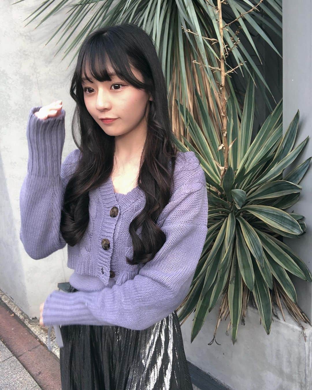 尾野寺みさのインスタグラム：「⁡ ⁡ ⁡ 最近髪の巻き方を変えまして、それになんとファンの方が気づいてくださったんですよね。 すごい嬉しかった！ ⁡ ⁡ 私のファンの方すごく優しい方が多くて、今まであんまりひどいことを言われる事は無いんですけど、昔私のファンでいてくださった方に嫌なこと言われることがあって、現場であったりとか実際にあったら仲良くしてくださるのになんで文章の中ではそんなこと言うのかなってすごく思ってしまっています。 ⁡ ありがたいことに私は事務所にも恵まれてますのであまりにもしんどい場合は運営に相談してねって言ってくださってます。 ⁡ ⁡ 一言でも一文字でも傷つくときは傷つきます。 ⁡ 会った時にいつも通りなのって自分が傷付けてる自覚がないのかな…なんて考えちゃいます。 ⁡ ⁡ この間、12月までの予定が発表されました。 ⁡ こんなこと言うのはアイドルとしてよくないのはわかってるんだけど、 私のファンの方なら察してくださると思います ⁡ 会える時に会いに来てください。 ⁡ ⁡ #アイドル #ライブアイドル #ロングヘア #ヨシンモリ #ぱっつん前髪 #クロップド丈 #カーディガン #ニット #メタリック #プリーツスカート  #通学コーデ #大学生コーデ」