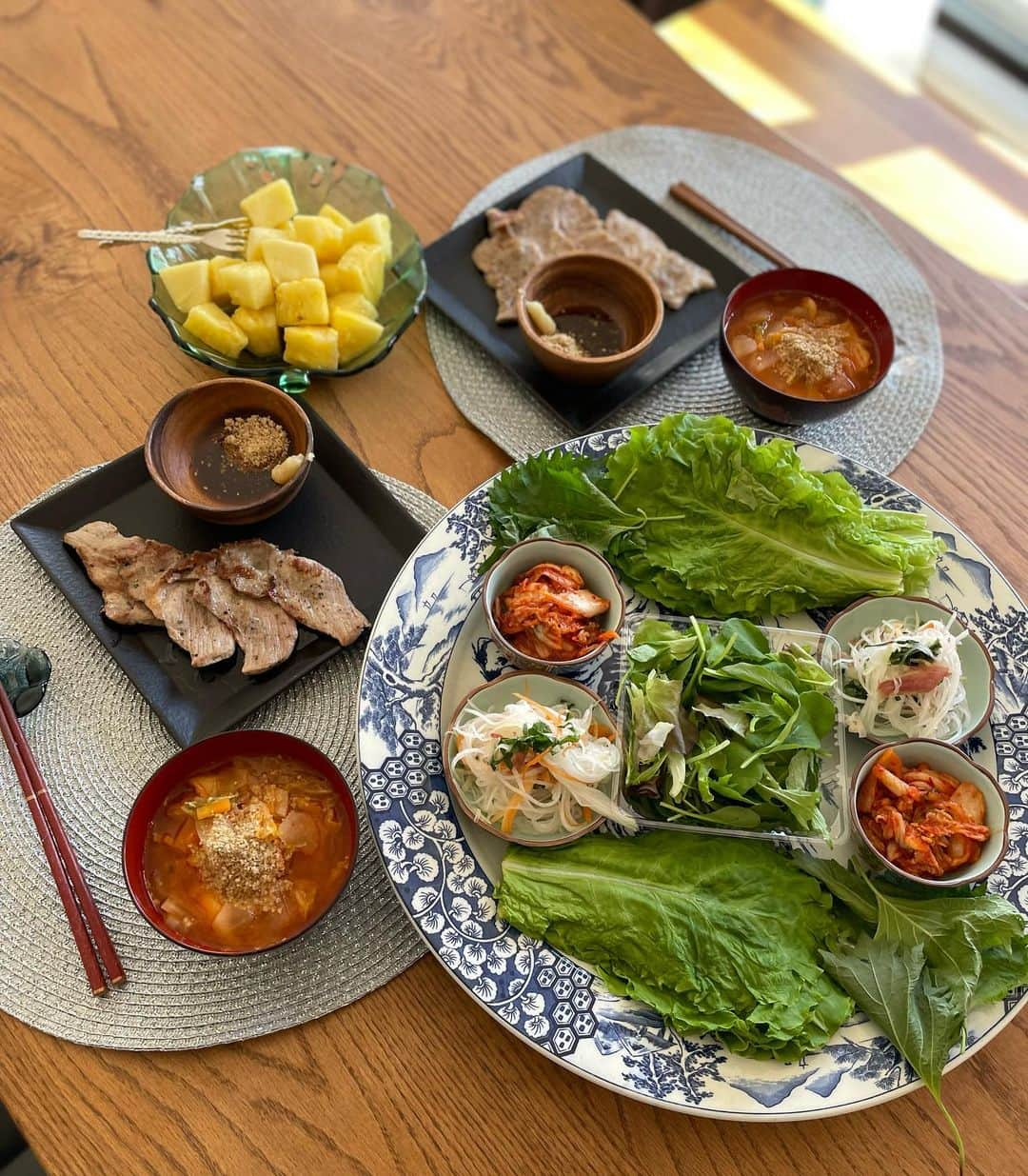 薄井しお里さんのインスタグラム写真 - (薄井しお里Instagram)「おうち焼肉ランチ🍽 野菜たっぷりだとお米なしでも大満足！ 😉 サンチュとシソ（本当はえごまがたべたい🥲）キムチを挟んで、ニンニクと胡麻を混ぜた焼き肉のタレにつけたロースをまきまきまきまき、ぱくぱくぱくぱく！！ スープはユッケジャンスープにしたから、韓国焼肉ランチでした😎💕 パイナップル🍍も食べて黄色、赤、緑コンプリート🐻🤍 お皿は実家で眠っていたものを母が送ってくれて、青い大きなお皿でランチが映えました😉✨ 1人じゃこのお皿使わないからランチが決まって思いついたのがこの盛り付けでした🐻💕語りすぎて喉が痛いです😌爆 #韓国焼肉風　#お家焼肉ランチ　#お家焼肉　#ランチ焼肉　#おうちご飯　#贅沢ご飯」11月10日 18時57分 - shiori.uuu