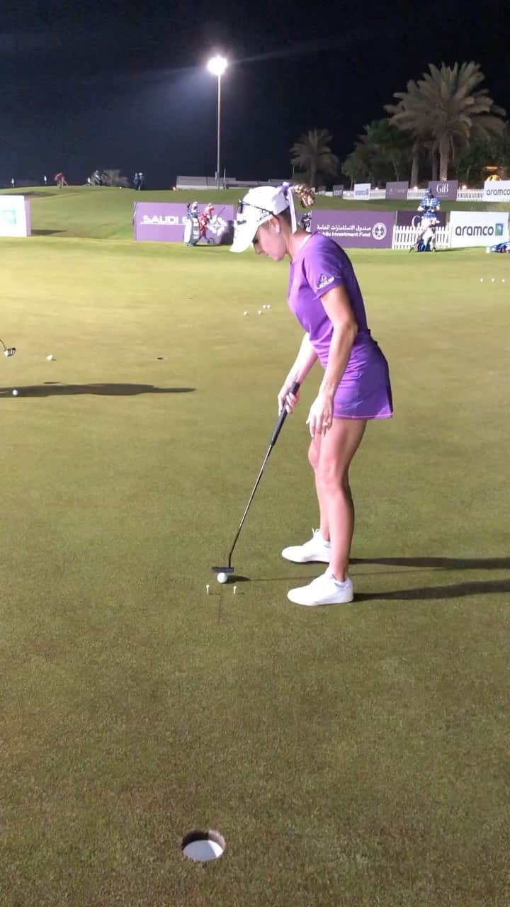ナタリー・ガルビスのインスタグラム：「Just before my 6:50am Tee Time… @aramco @aramco_series」