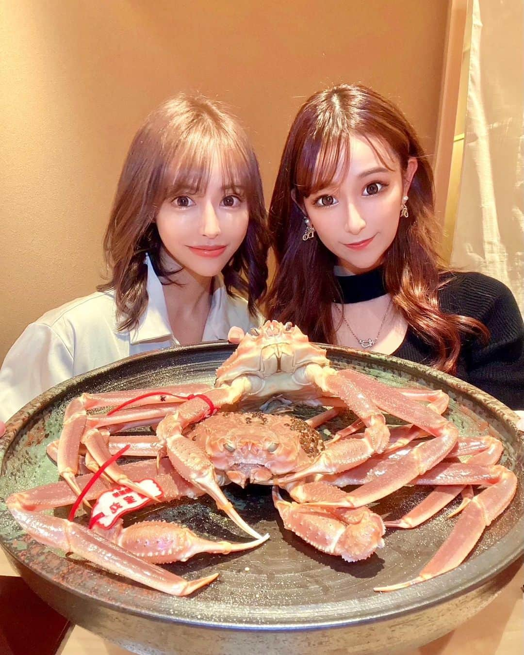 ririさんのインスタグラム写真 - (ririInstagram)「寒ーい時期の醍醐味🤤 ご飯が美味しく🥲❄️ みて下さい😹 この大きさっ🙇‍♀️🙇‍♀️🙇‍♀️ 🦀蟹🦀蟹🦀蟹🦀❗️❗️❗️ @akasaka_yoetsu さんにて 食べ尽くしました🤤 しぴたんとずっと美味しいやばい、を連発してたね🤣🦀 幸せすぎてご飯おかわりした😤笑  会員制のお店ですが LINE@登録すると 予約できますので ぜひご堪能くださいませー🤤  ストーリーにものせたので みてね😘✌️  #love #happy #yummy #dinner #蟹」11月10日 19時20分 - riri.ribon