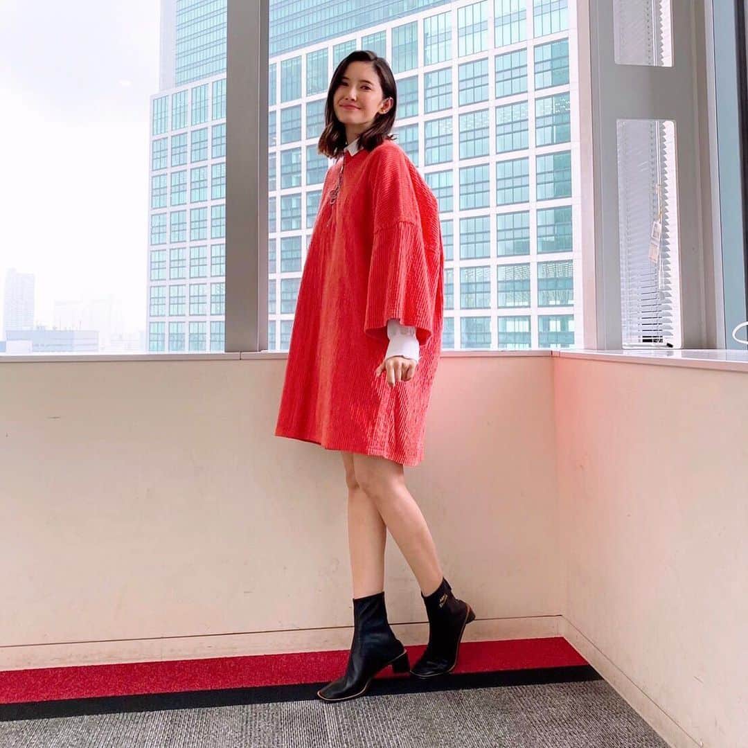 市川紗椰のインスタグラム：「今夜くらべてみました　で再び焼肉企画。 久々に外食したいヽ( ･肉･ )ゝ ⁡ 日本テレビ「今夜くらべてみました」 １１月１０日　２１：００～２１：５４  BS日テレ「バカリズムの大人のたしなみズム」 １１月１１日　２１：００～２１：５４ ⁡ 衣装は #ワンピース #ブーツ @acnestudios #リング 中指 @charlottechesnaisjewelry #クロスリング  @atelierstcat #イヤカフ @artidaoud ⁡#スタイリスト @masacott__  #ヘアメイク #千葉万理子  さま  ロケは #カーディガン #スカート #パンツ @fillthebill_mercantile #Tシャツ @sanse_sanse #ピアス #リング @asamifujikawa #ブーツ @solsanashoes ⁡ です もし良かったら」