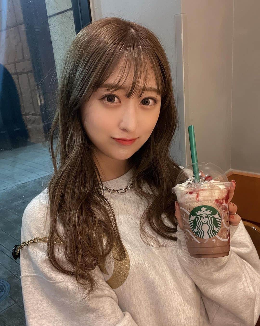 吉橋柚花のインスタグラム：「アポロの味した🍓♡ #スタバ」