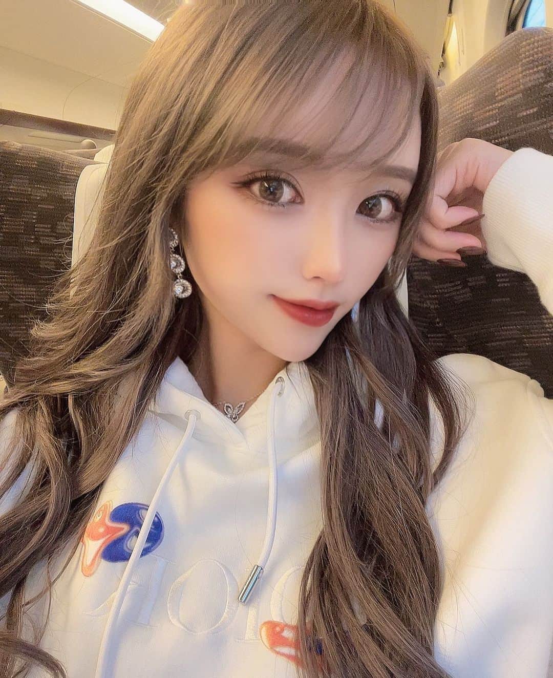 のインスタグラム：「⁡ ⁡ ⁡ @a_clinic_ginza でAスレッド受けてから2週間経った🐰 ⁡ ⁡ もう全然痛くないしDTもほぼなかったよ🌷 ⁡ 麻酔も笑気麻酔からの局所麻酔やから リラックスして受けれるし怖がりな人でも◎ ⁡ ⁡ 戸田先生( @aclinic_toda )のおかげでシャープになった👽💕 ⁡ ⁡ #aスレッド #aclinic #aclinic銀座 #aclinic横浜 #aクリニック #美容 #小顔 #美肌 #リフトアップ #糸リフト #美容外科 #美容皮膚科 #美容クリニック#戸田貴之」