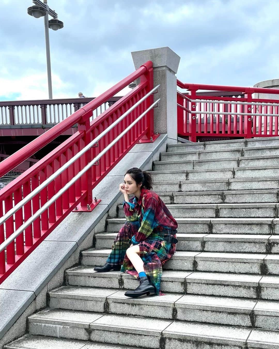 秋田汐梨さんのインスタグラム写真 - (秋田汐梨Instagram)「・ 個人的に一番好きだった衣装🧶 浅草を歩き回りながら撮ったりもしたの~ 2022年のカレンダーもぜひ！ #REBUILDBYNEEDLES」11月10日 19時36分 - shiori_akita319official