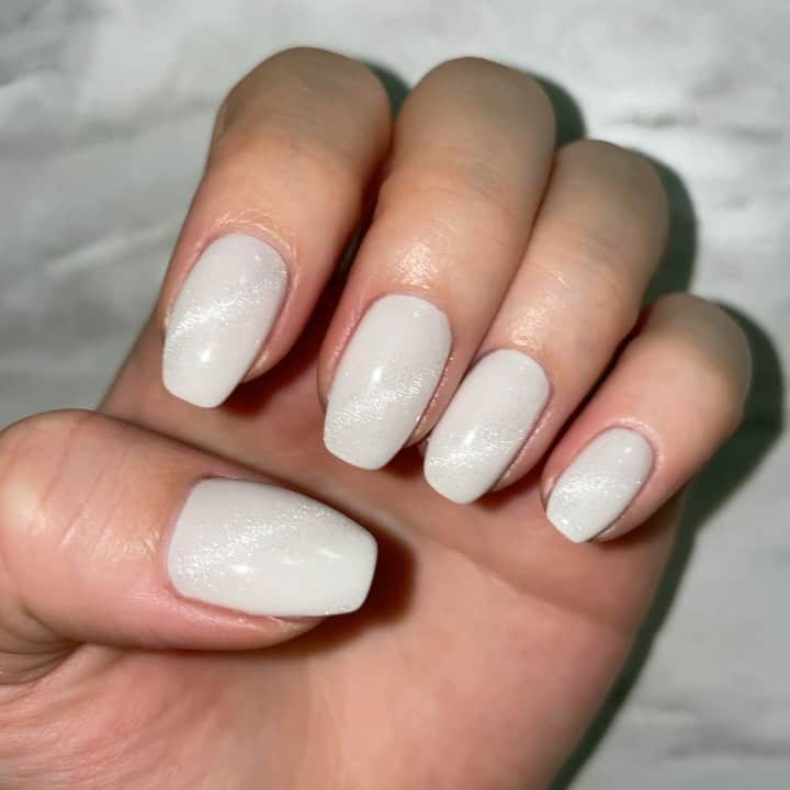 黒田絢子のインスタグラム：「NEW💅ネイル。 マグネットネイルに挑戦🤍  #nails  #whitenails  #マグネットネイル #ネイル」