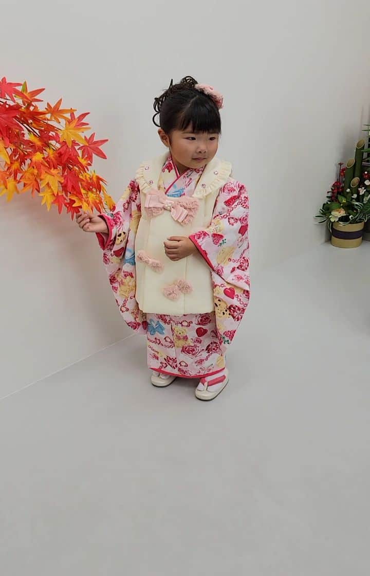 永里亜紗乃のインスタグラム：「娘ちゃん、💩トイレで出来るようになりました👏 きっかけはお出掛け先での「オムツがない」でした🤗 追い込まれた娘ちゃんはすんなりとトイレに行きすんなりとすませました😊 人間追い込まれると出来るものですね。 #七五三 #3歳児 #女の子ママ #男の子ママ」