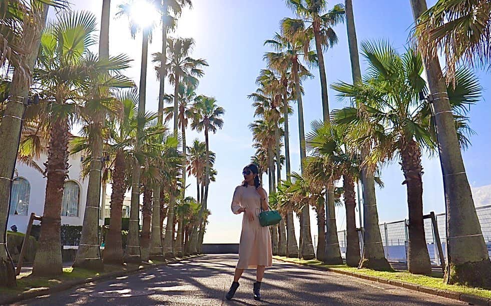 椿梨央のインスタグラム：「逗子撮影のついでに撮ってもろた✨ . . . ハワイとか行ってみたい🥺 . . マリブファームのパエリア美味しすぎた💕💕 . 映え映えカフェです✌︎ . . . #野球 #野球女子  #女子野球 #撮影 #逗子 #逗子マリーナ  #逗子カフェ  #マリブファーム」