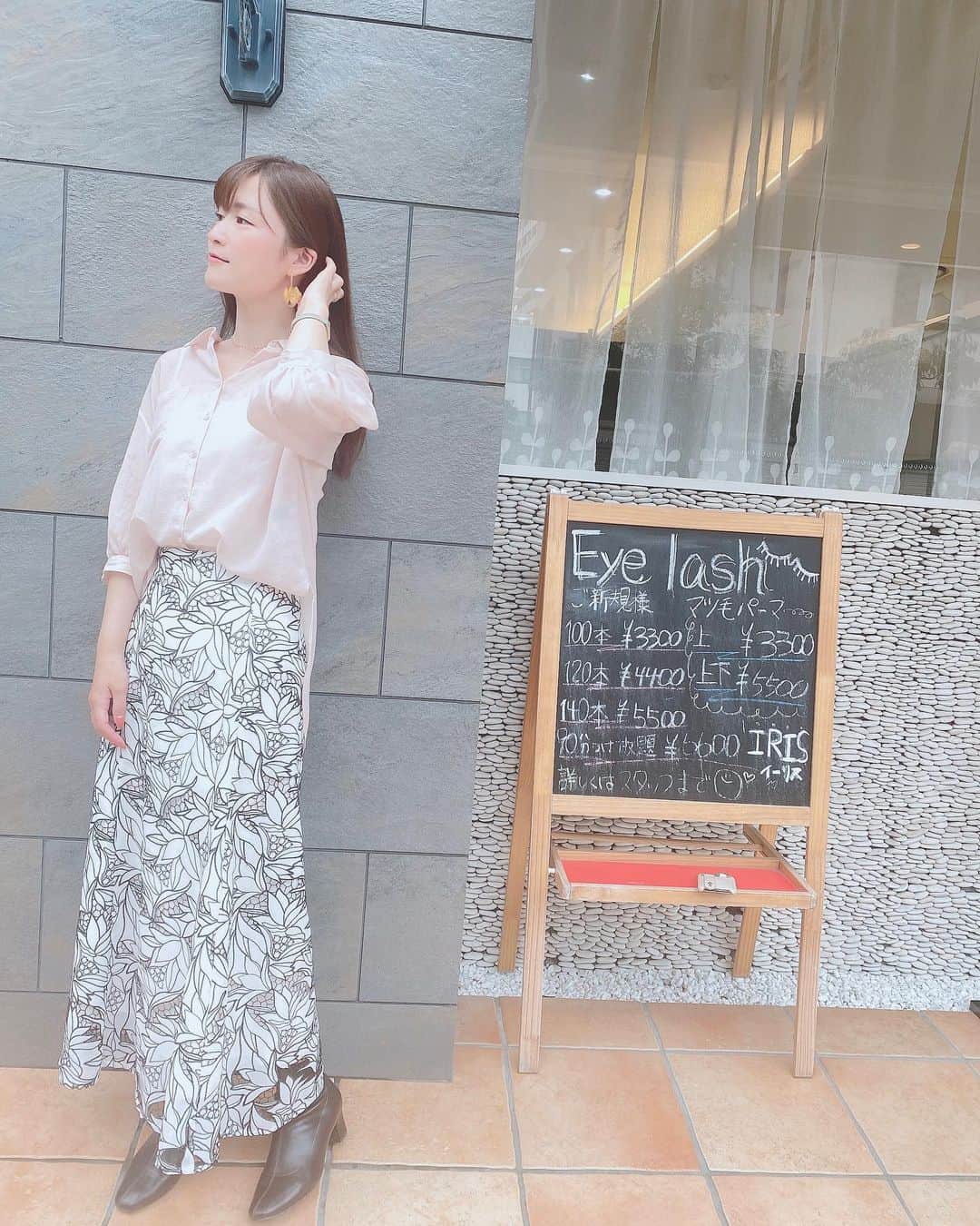 古賀文沙のインスタグラム：「・ ・ ・  玉造にopenしたばかりのIRISさん 透明感のあるカラーが得意な 担当の中村さんに カラーとトリートメントしてもらいました  カラー:グレージュ トリートメント: oggiotto 赤みが出るのが苦手なので グレージュカラーをしっかり入れて頂き 悩み別に配合してくれる 高濃度美容液のオッジィオットトリートメントで サラッサラにしてもらいました💇‍♀️  玉造駅から徒歩3分で 広くて白を基調とした店内も素敵 なによりスタッフの皆さんの人柄に 毎月通いたくなるお店です 髪質改善したい方、カラーにこだわりたい方、 ぜひ足を運んでみてください  中村さん、スタッフのみなさん ありがとうございました ♪  #iris #大阪美容室 #玉造美容室  #oggiotto #トリートメント」