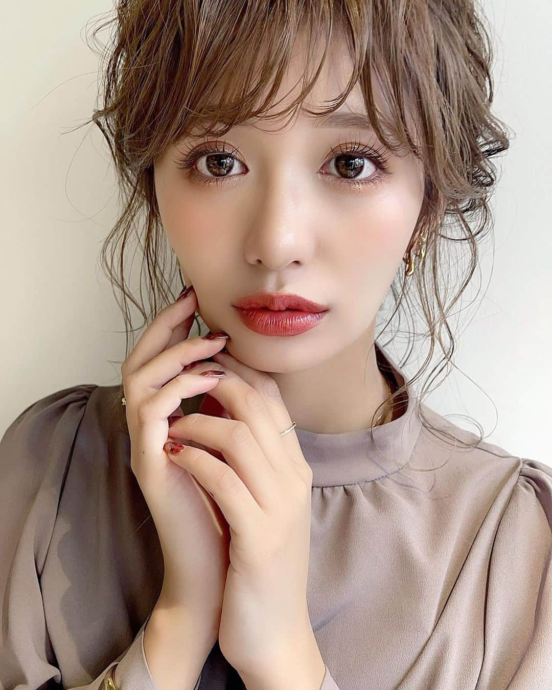 伊藤実祐さんのインスタグラム写真 - (伊藤実祐Instagram)「結婚式ヘアセット💍💓✨ ⁡ この間、うちの社員の結婚式に 参列した時のヘアセット👧🏼♡♪ ⁡ ストーリーに載せたらすごい反響あったので 投稿にも残しておきます。☺️ ⁡ ⁡ セットをお願いしたのは、ちびまなちゃん🍼💜 ▶︎ @sera_urealm_chi_bi_mana  ⁡ ⁡ 横浜まで遠いけど、それでも、まなちゃんが作る 繊細なおくれ毛と独特のセンスが大好きで いつも東京方面でお願いする時は、まなちゃん！❣️ ⁡ ⁡ ⁡ ⁡ #ヘアアレンジ #ヘアセット #結婚式ヘア #二次会ヘア #結婚式ヘアアレンジ #お呼ばれヘア #編みおろし #編みおろしアレンジ #あみおろしアレンジ #二次会コーデ #二次会ドレス #お呼ばれコーデ #おくれ毛 #おくれ毛カット #おくれ毛アレンジ #伊藤実祐 #いとうみゆ #みゆちゃい ⁡ ⁡」11月10日 20時00分 - miyu.61