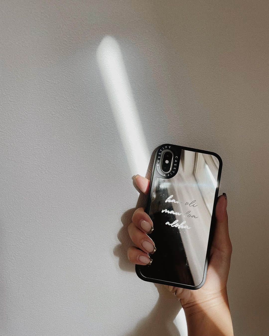 志田友美（ゆうみん）のインスタグラム：「New nail💅💗とNew case📱  ネイルはメタリックフレンチ❥かわ。 @yuuuuuuuko1224 ありがとうございます🌻  ケースはハワイ語調べて入れてみた。🤣 早く14出ないかな。(早)  @CASETiFY @CASETiFY_jp #CASETiFY #ShowYourColors」